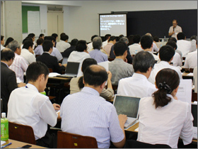 講演中の会場の様子