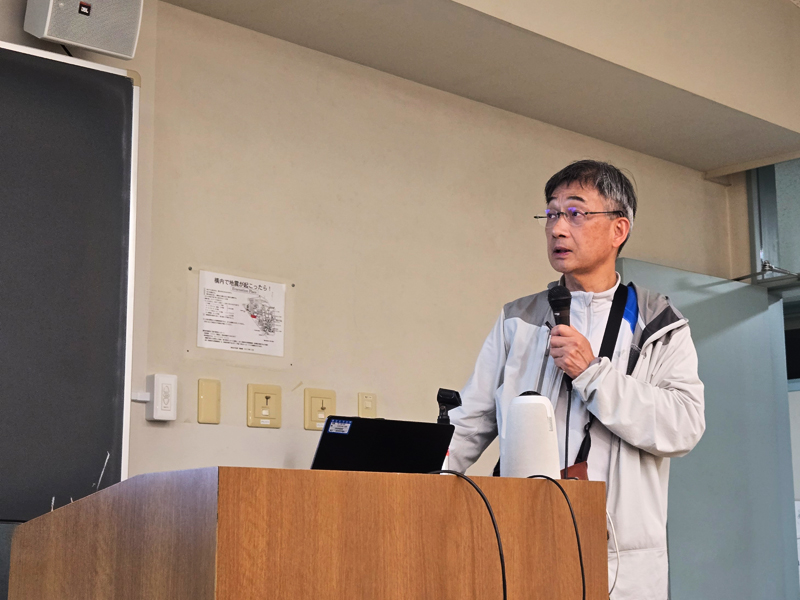 オープニング（JWACの紹介）をするウェブアクセシビリティ推進協会　理事長　渡辺 隆行