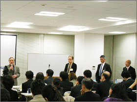 講演中の会場の様子